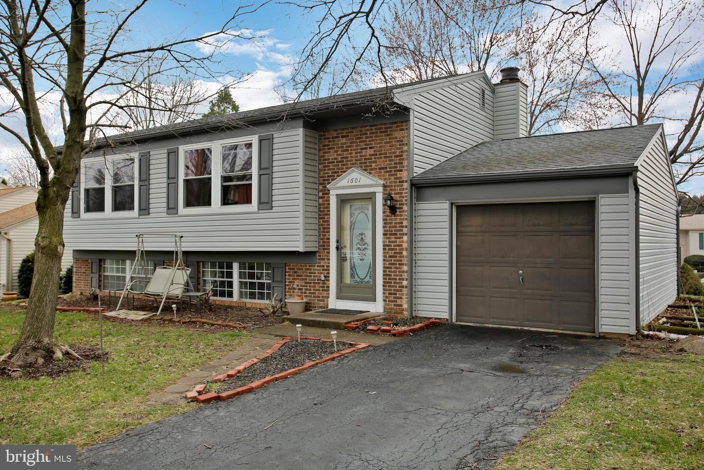 Property Photo: 1601 Pebble Brook Lane PA 17110