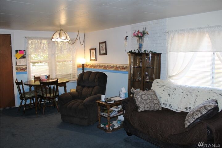 Property Photo:  104 N Okanogan St  WA 98934 