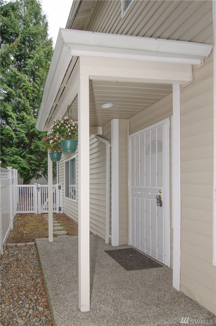 Property Photo: 724 State St S 1 WA 98033