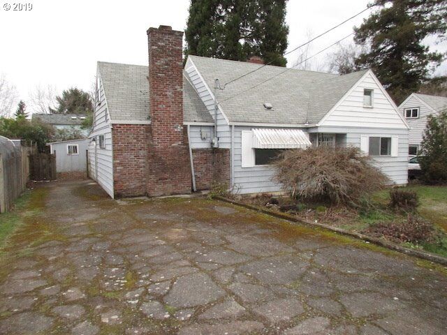 6651 NE Roselawn St  Portland OR 97218 photo