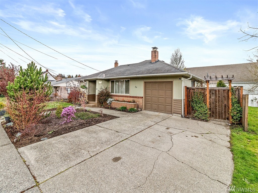 Property Photo: 110 K St NE WA 98002