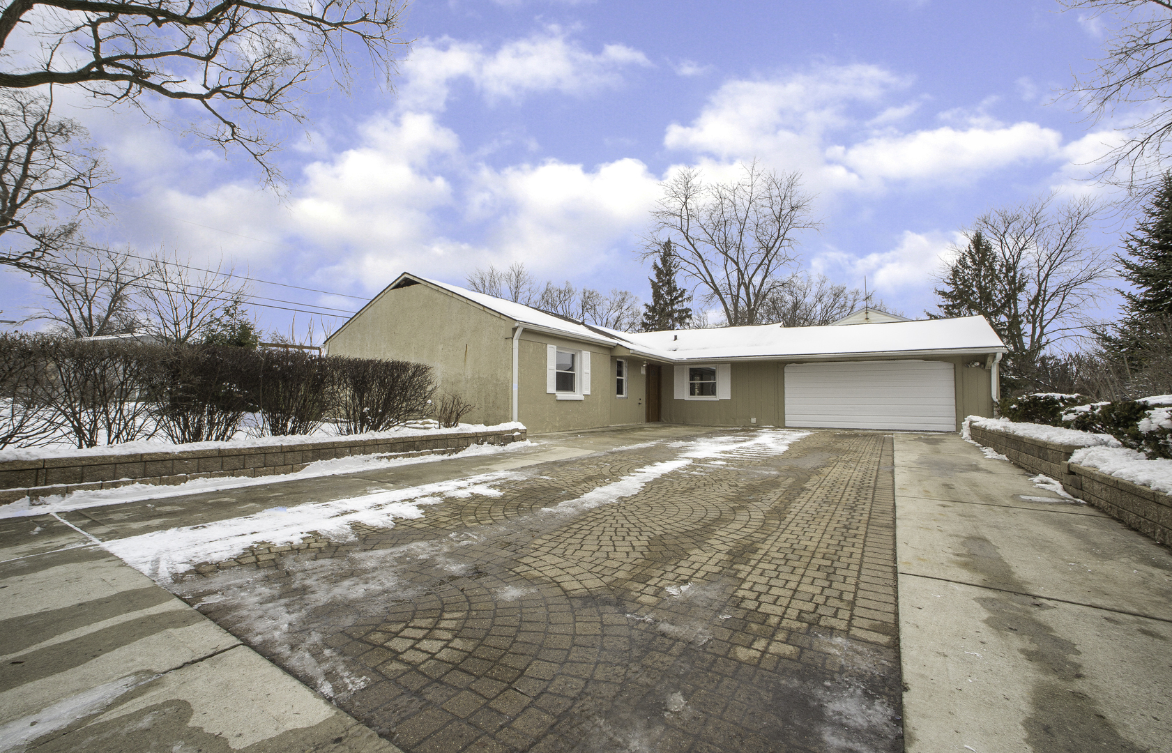 Property Photo:  537 Redwood Road  IL 60440 