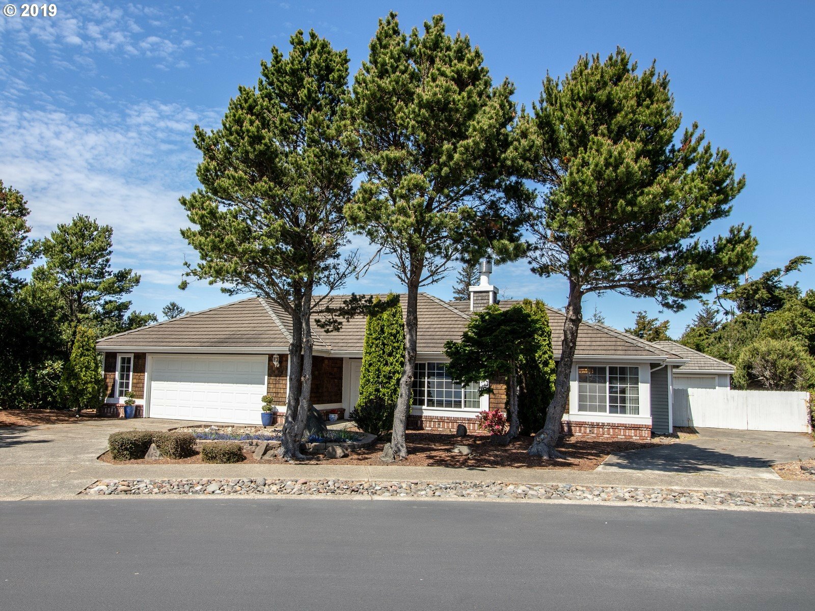 Property Photo: 127 Sandpiper Ct OR 97439