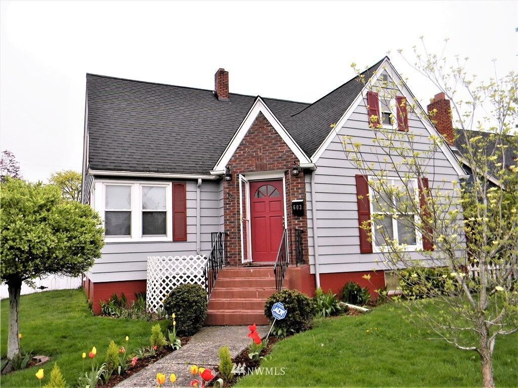 Property Photo:  603 24th Avenue  WA 98632 