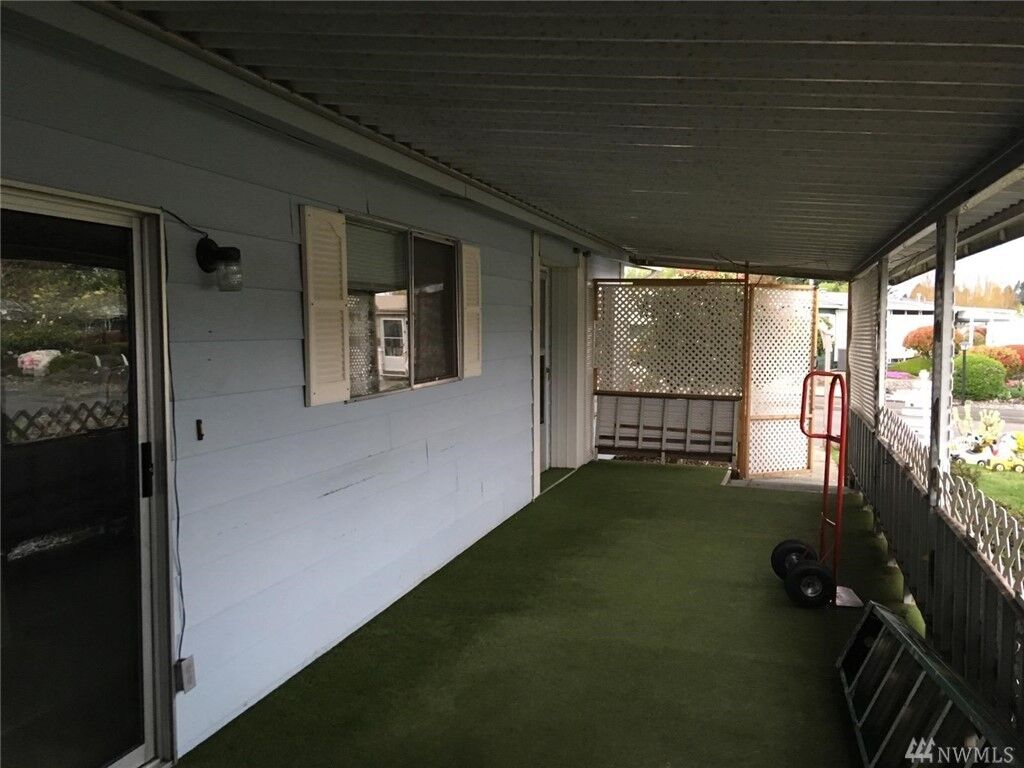 Property Photo: 1402 22nd St NE 28 WA 98002