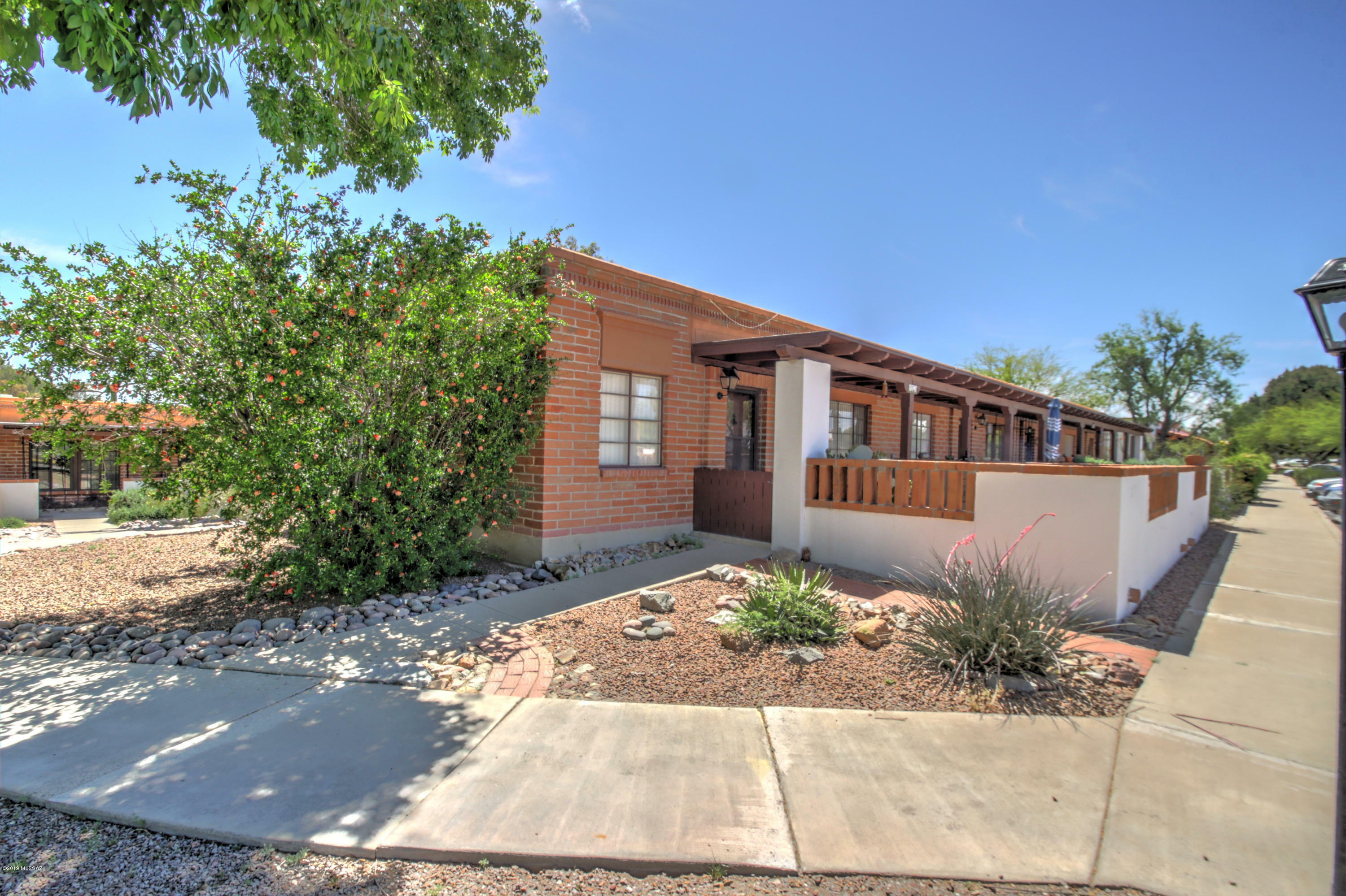 Property Photo:  147 S Paseo Tierra  AZ 85614 