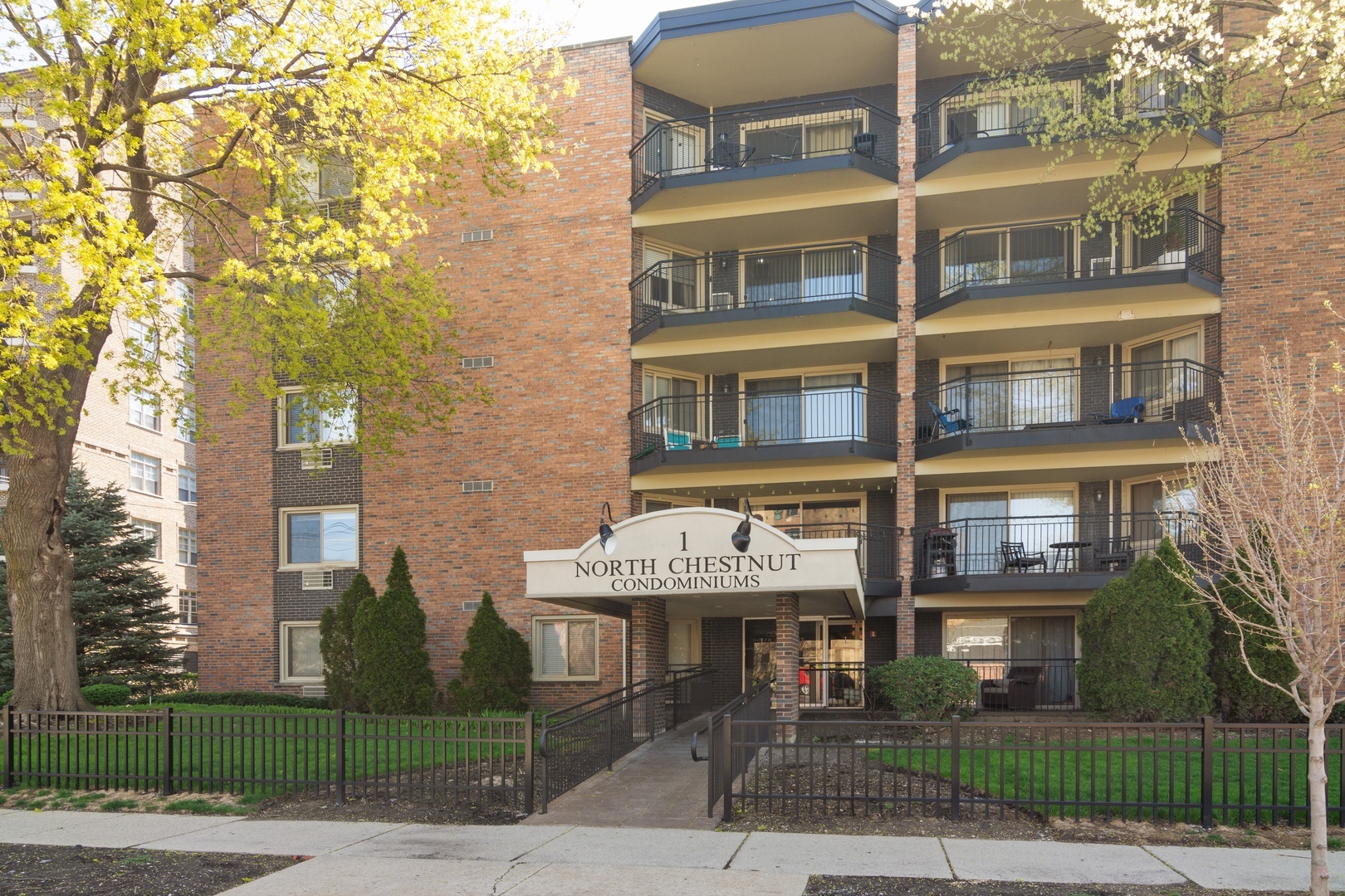 Property Photo: 1 North Chestnut Avenue 2G IL 60005
