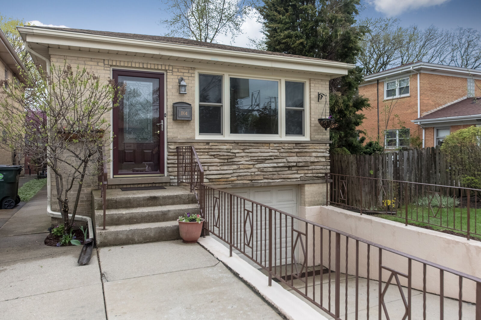 Property Photo: 1104 North Northwest Highway IL 60068