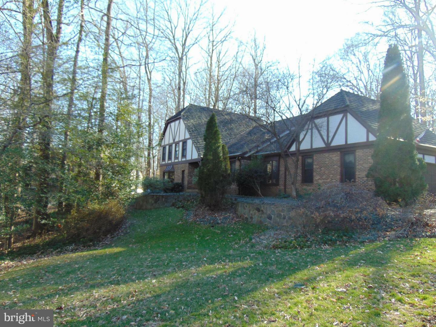 Property Photo: 6918 Winners Circle VA 22039