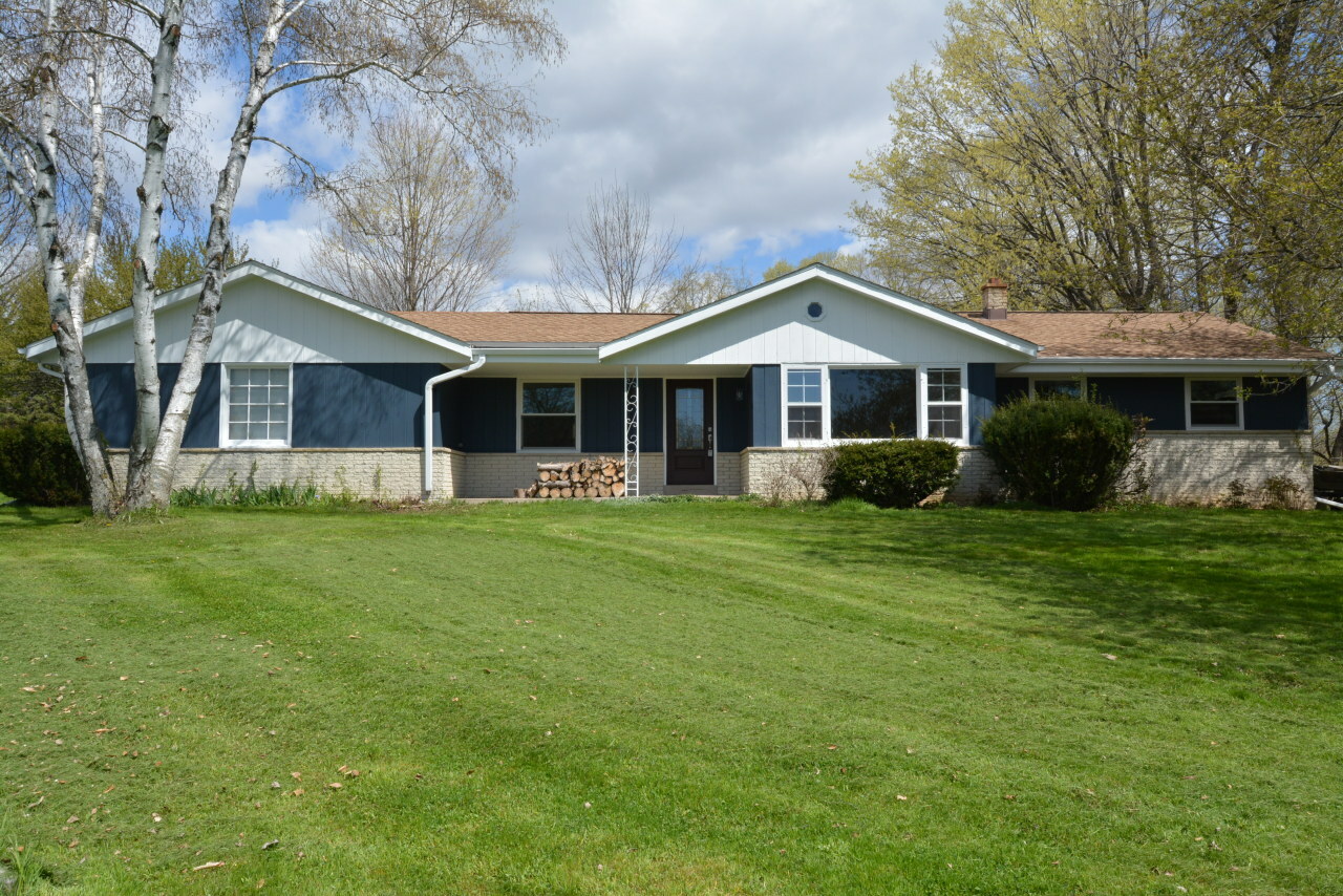 Property Photo:  542 Sarah Ln  WI 53012 