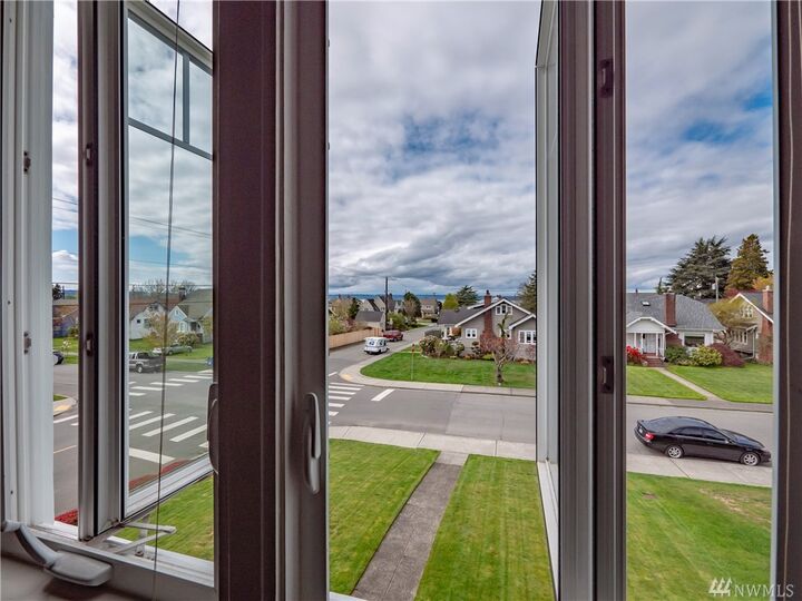 Property Photo: 931 Rucker Ave WA 98201