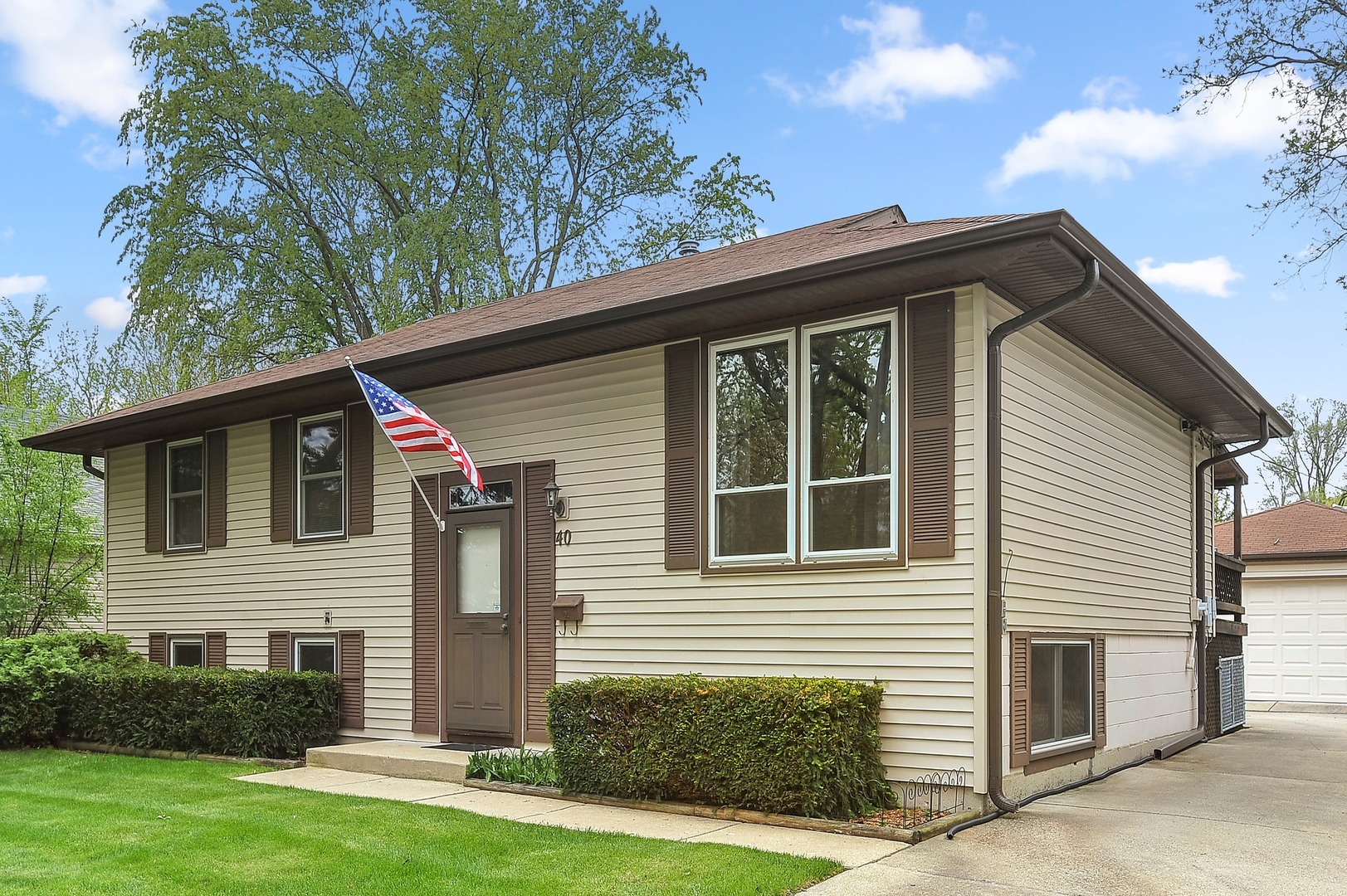 Property Photo:  40 Laurel Trail  IL 60090 