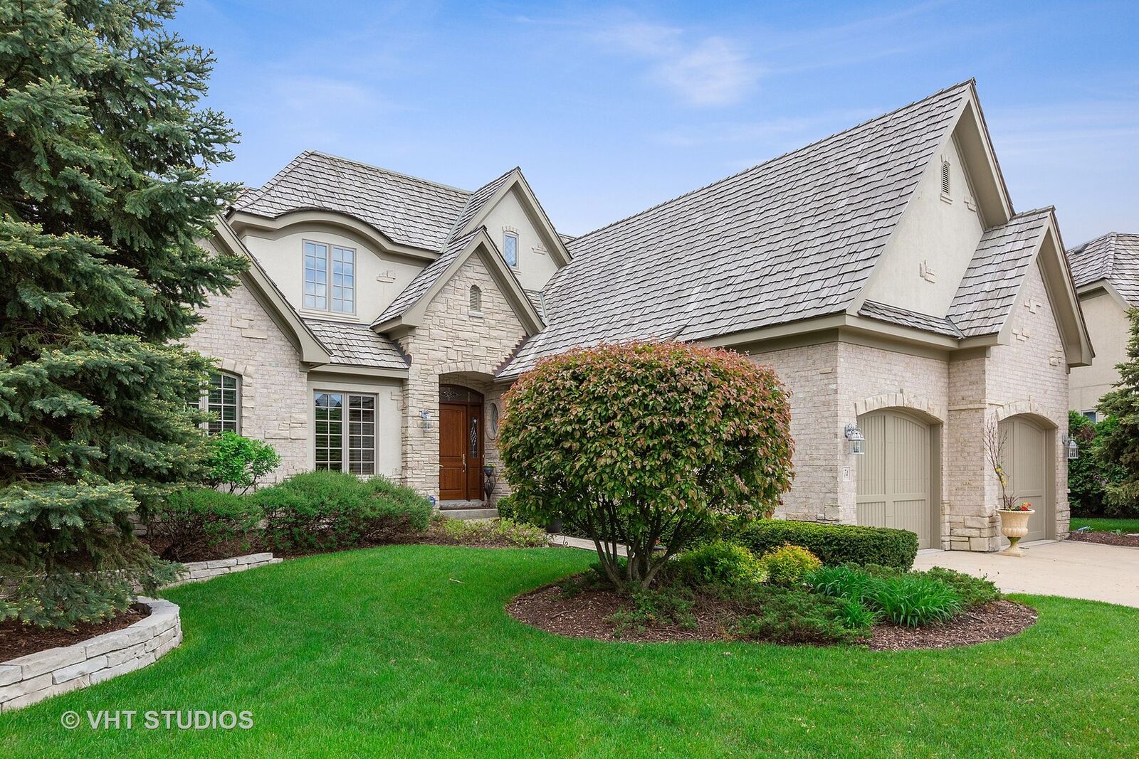 Property Photo: 74 Forest Gate Circle IL 60523
