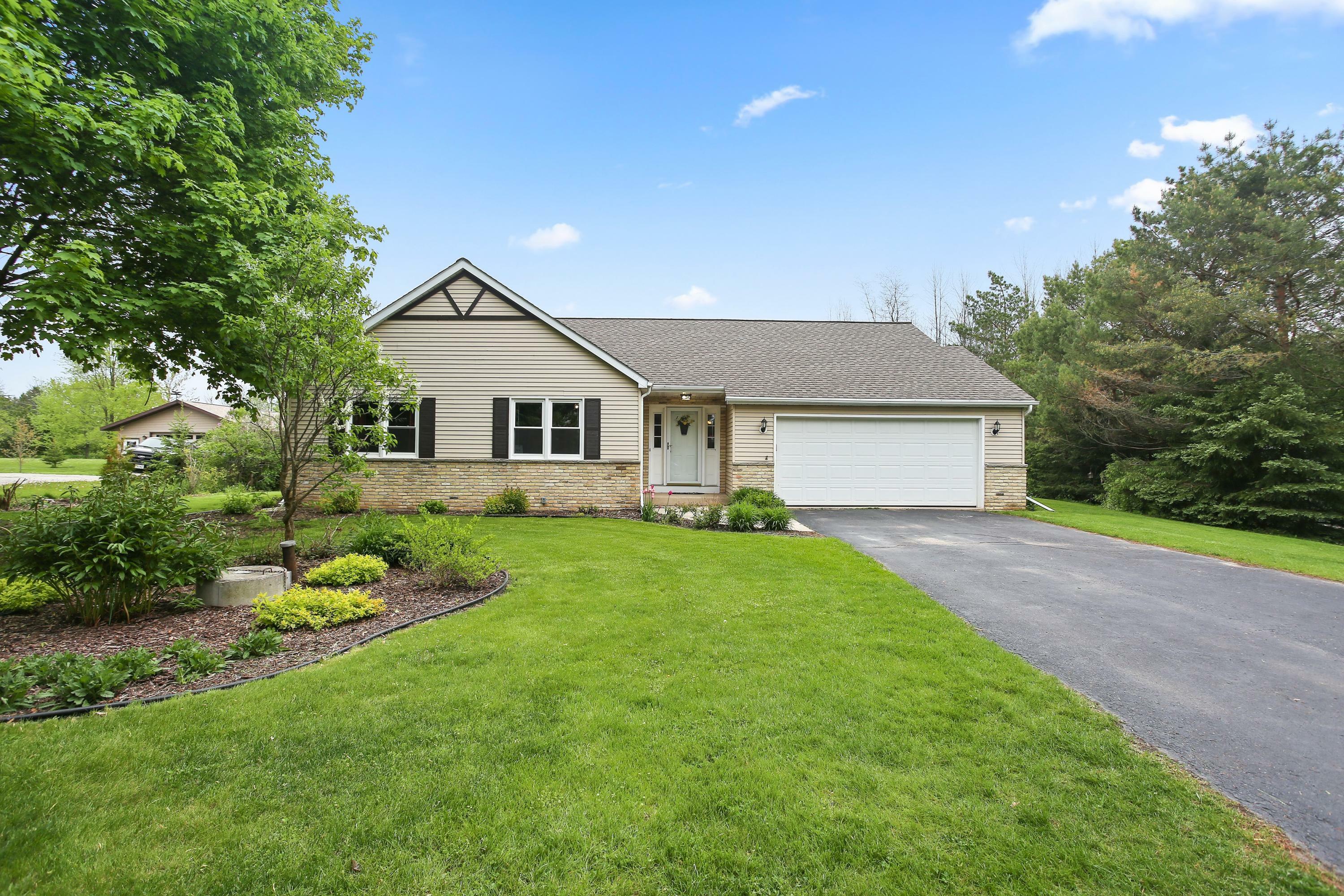 Property Photo:  1302 Trailway Dr  WI 53024 