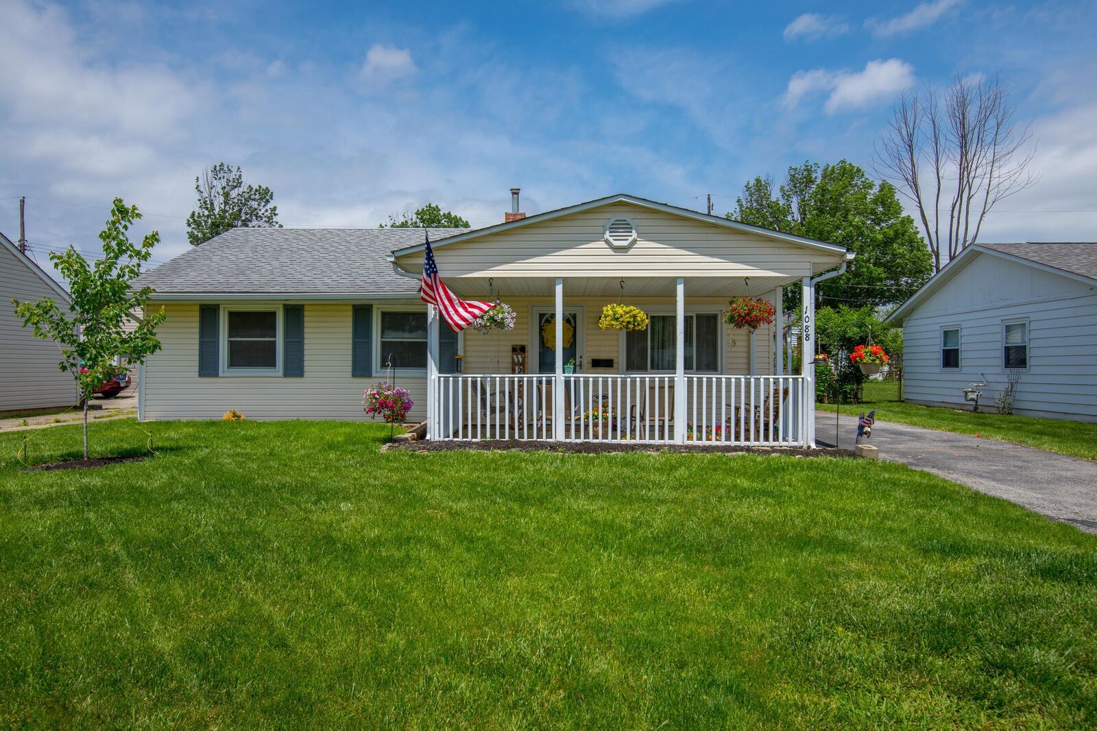 Property Photo:  1088 Moncrief Avenue  OH 43207