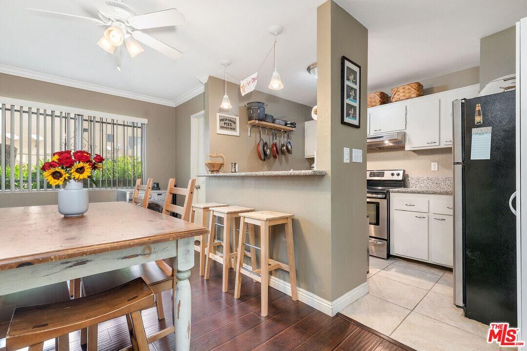 Property Photo:  919 N Inglewood Ave 8  CA 90302