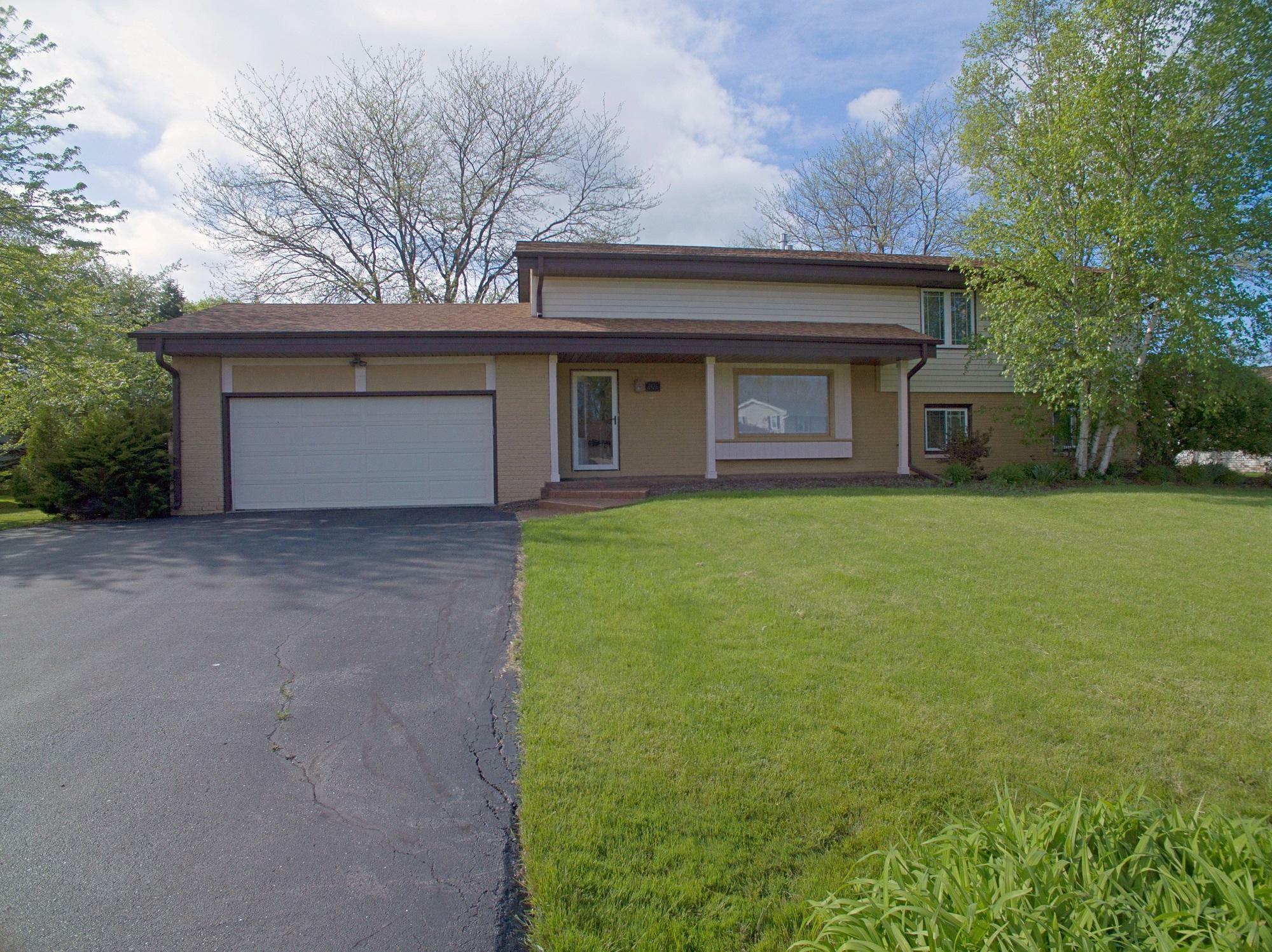 Property Photo:  2420 W Lagoon Ct  WI 53092 