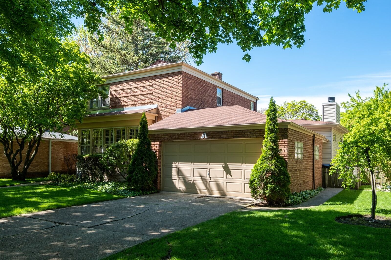 Property Photo: 1725 Keeney Street IL 60202