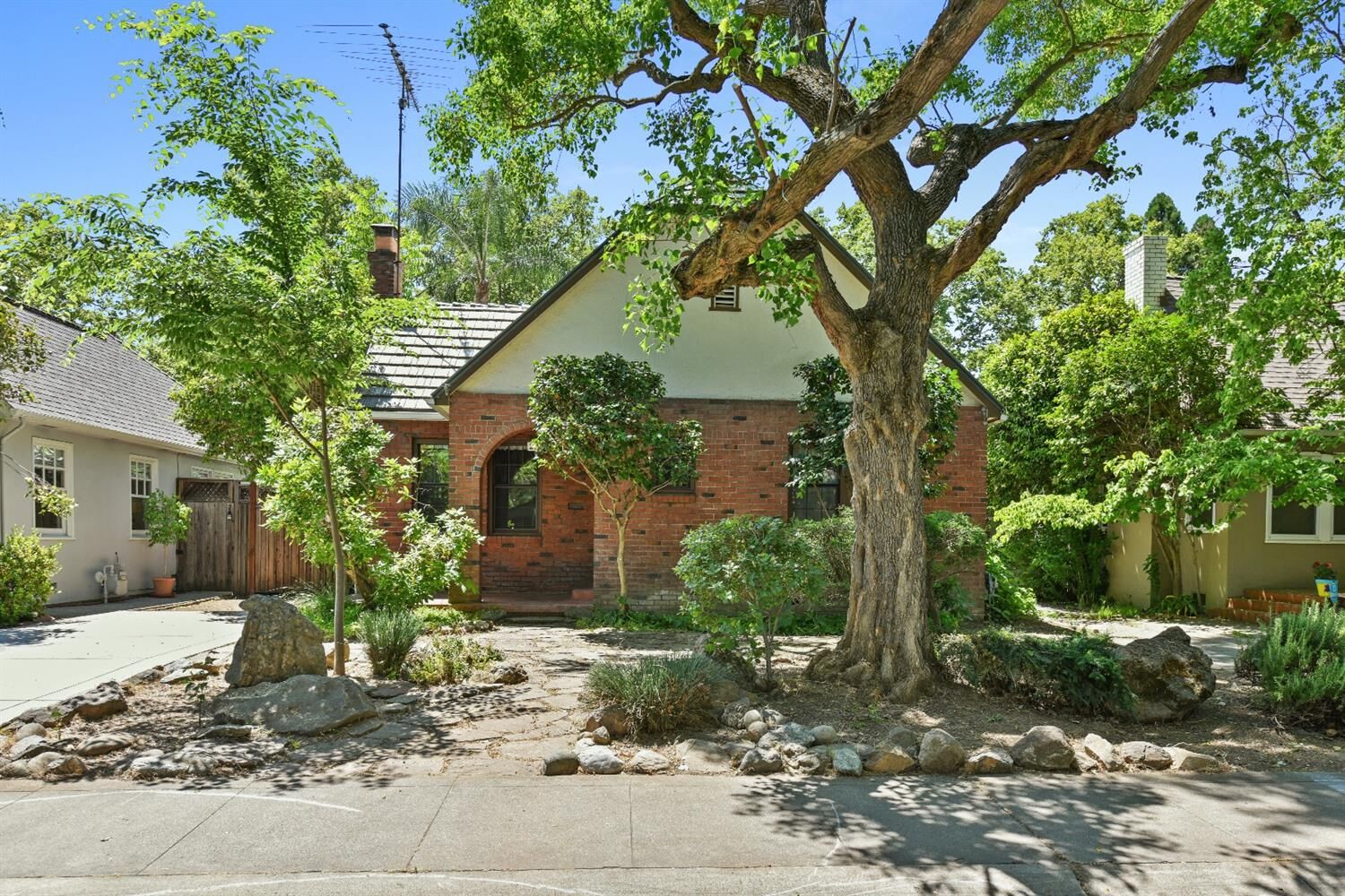 Property Photo:  2532 6th Avenue  CA 95818 