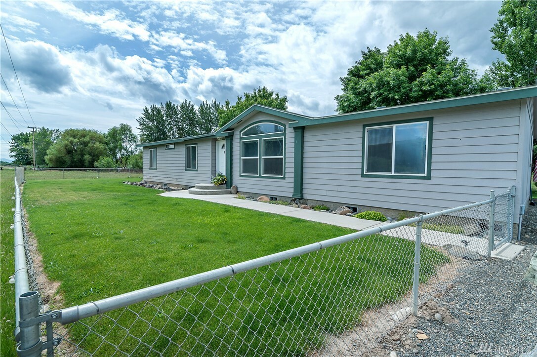 Property Photo: 10021 N Thorp Hwy WA 98946