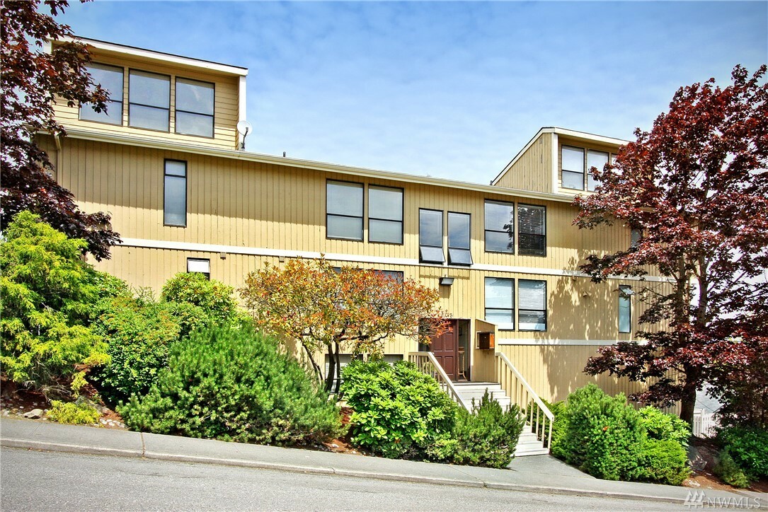 Property Photo: 1605 36th St 4 WA 98201