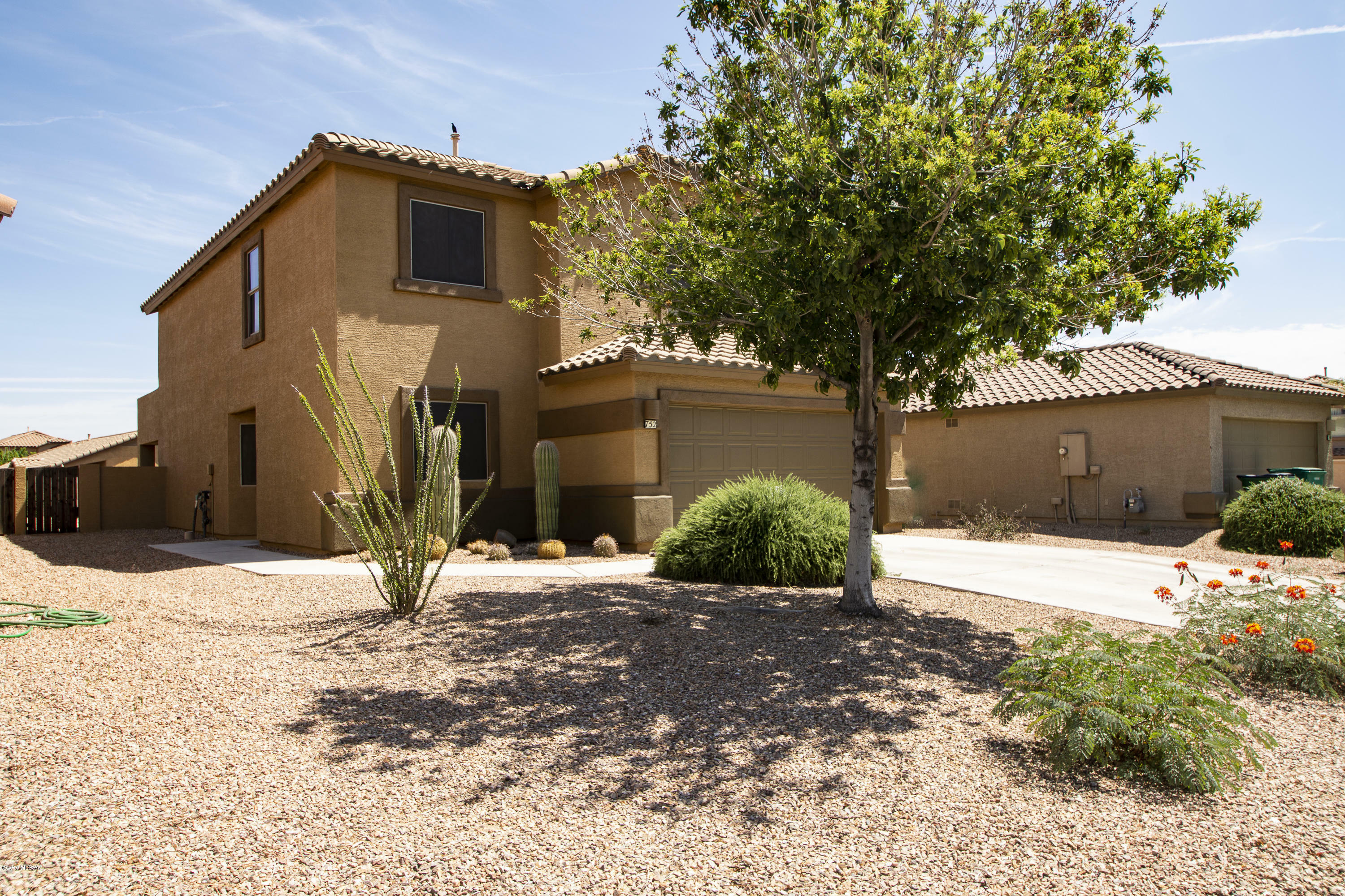 Property Photo: 752 W Calle Coroza AZ 85629