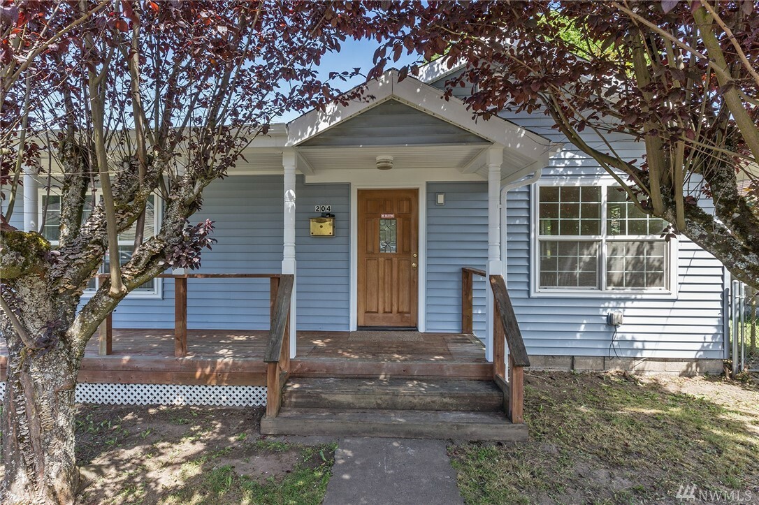Property Photo:  204 Pike St NE  WA 98002 