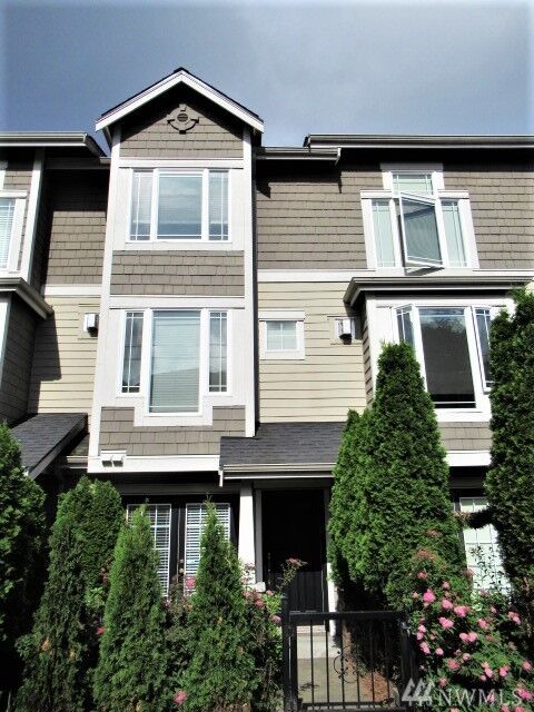 Property Photo:  421 Federal Ave E  WA 98102 