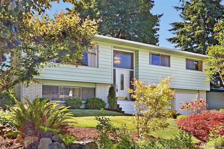 House for sale in Bellevue 2009 166th Place NE, Bellevue, WA 98008