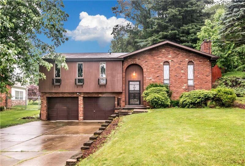 Property Photo: 44 Norfolk Dr PA 15108