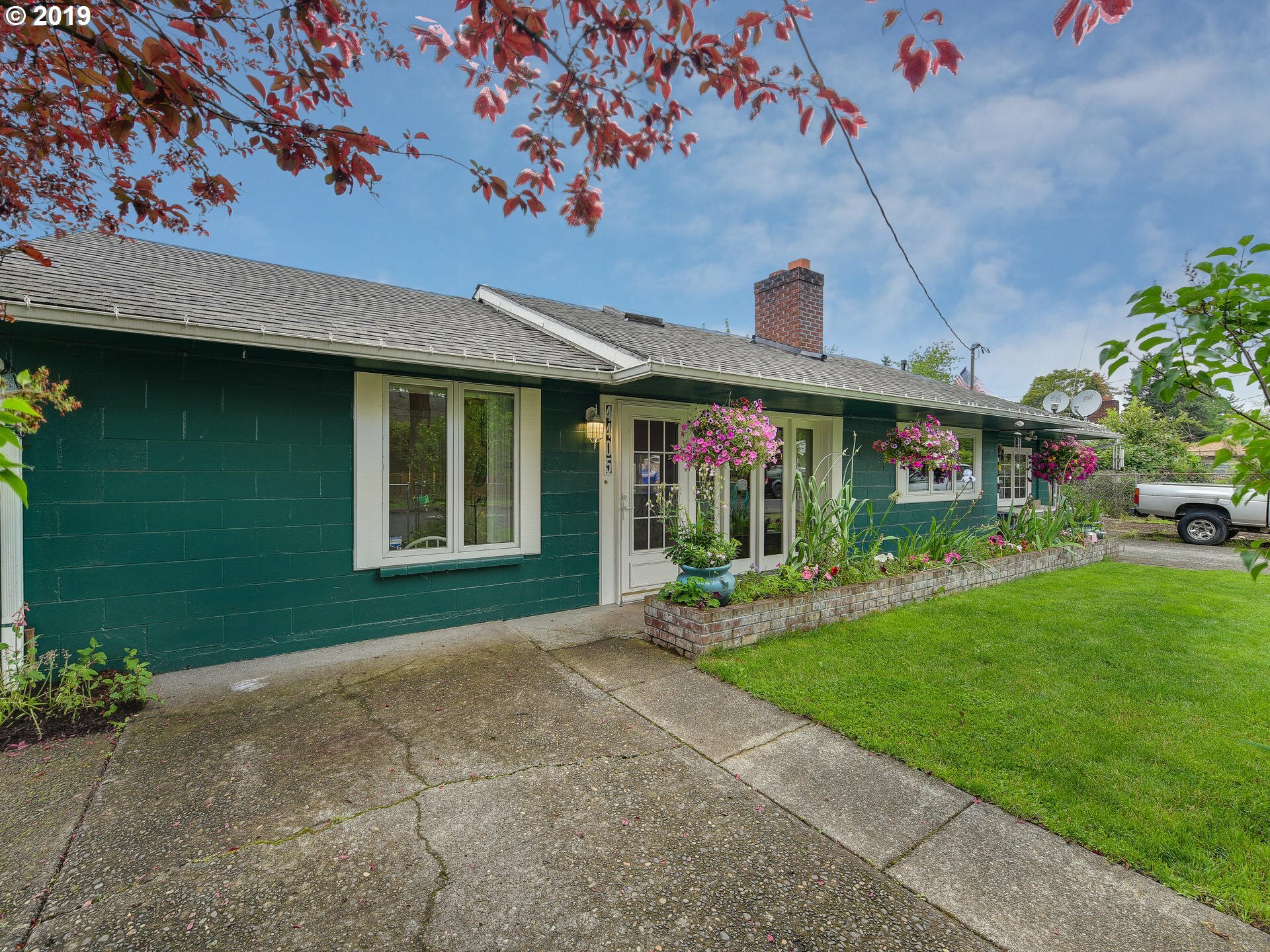 Property Photo:  4405 SE 100th Ave  OR 97266 