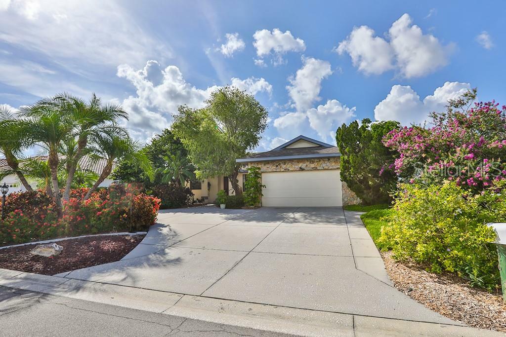 Property Photo:  826 Chipaway Drive  FL 33572 