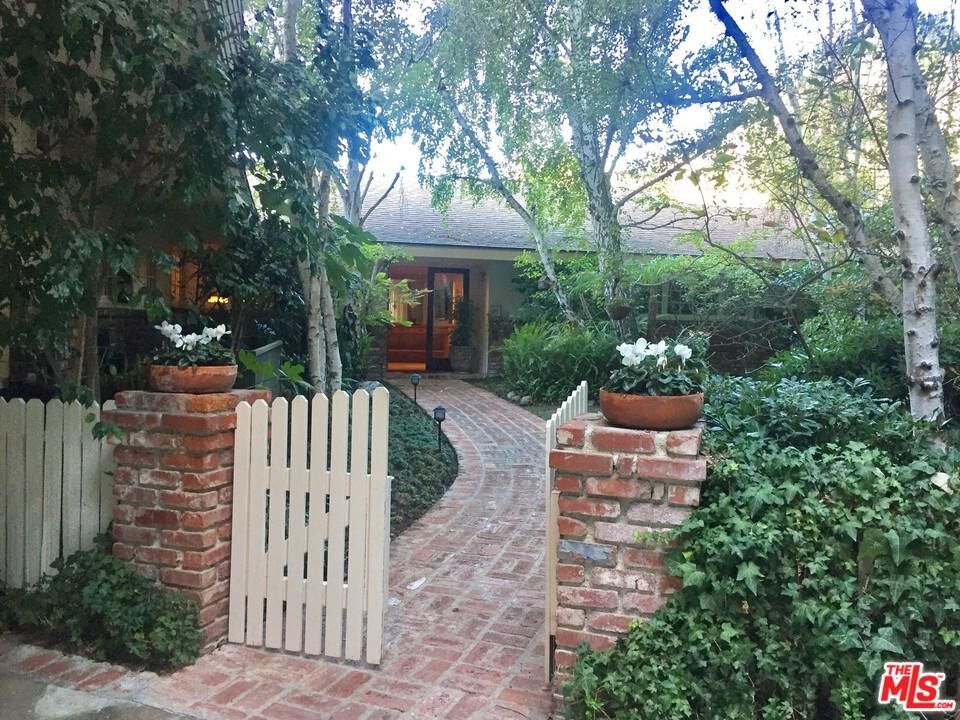 Property Photo:  9450 Hidden Valley Pl  CA 90210 