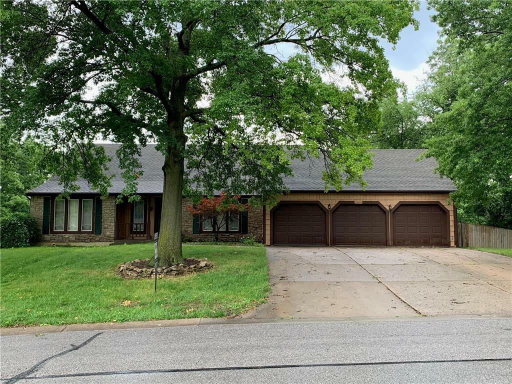 Property Photo:  1009 SW 44th Street  MO 64015 