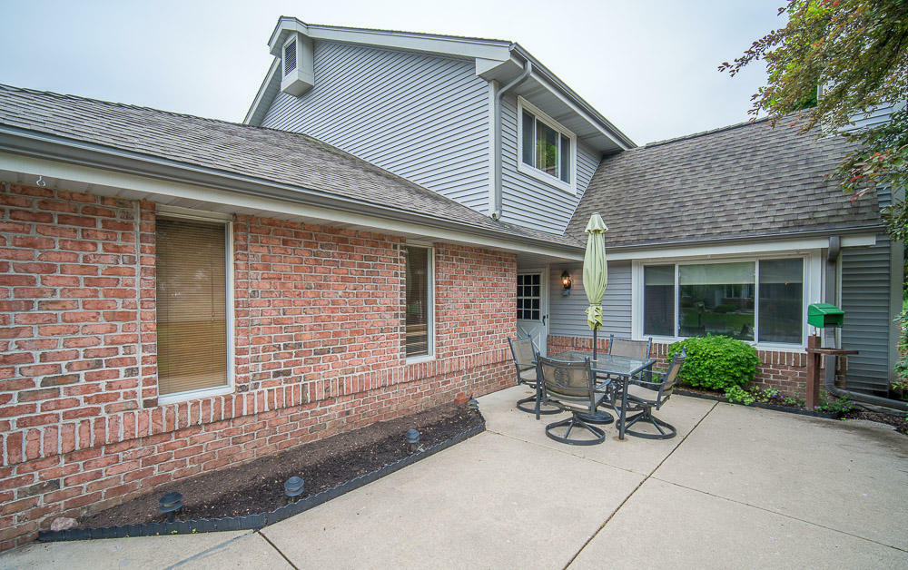 Property Photo:  13588 W Fountain Ct  WI 53151 