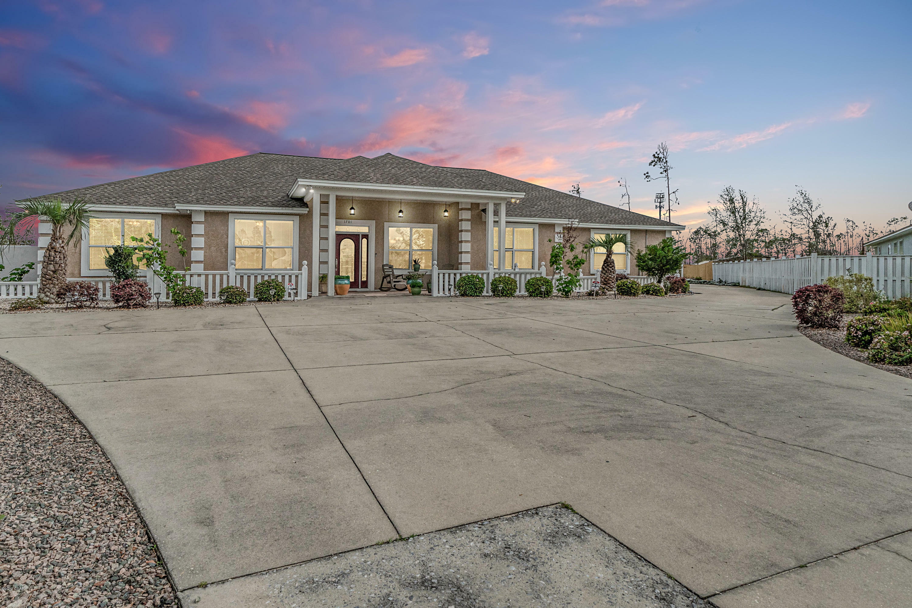 Property Photo: 1701 Wolfrun Lane FL 32405