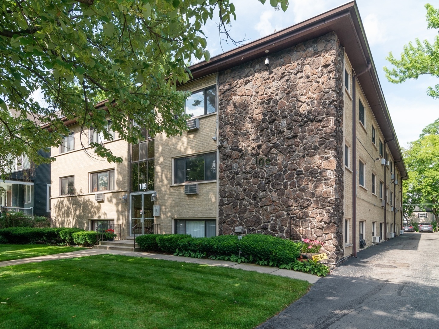 Property Photo: 109 South Elmwood Avenue 3 IL 60302
