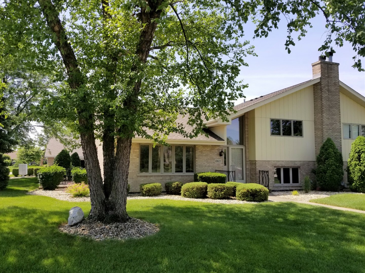 Property Photo: 10627 Eagle Ridge Drive 11 IL 60467