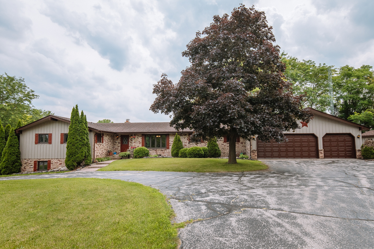 Property Photo:  W216n14361 Springside Ln  WI 53076 