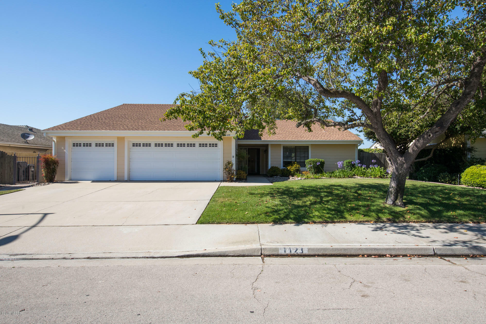 Property Photo: 1123 Village Drive CA 93455