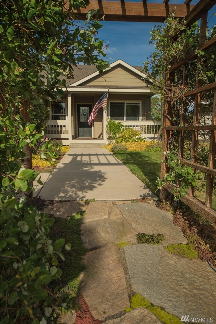 Property Photo:  106 N Benton St  WA 98934 