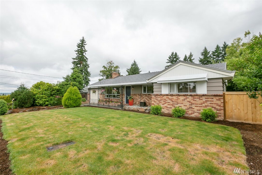 Property Photo:  3406 NE 11th St  WA 98056 