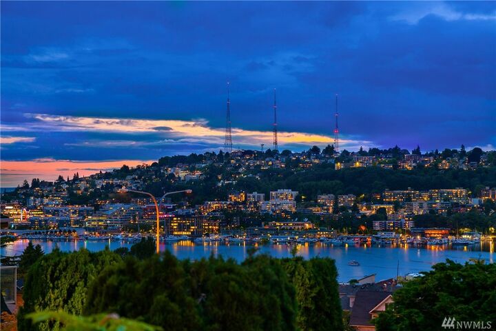 Property Photo: 2307 Broadway E WA 98102