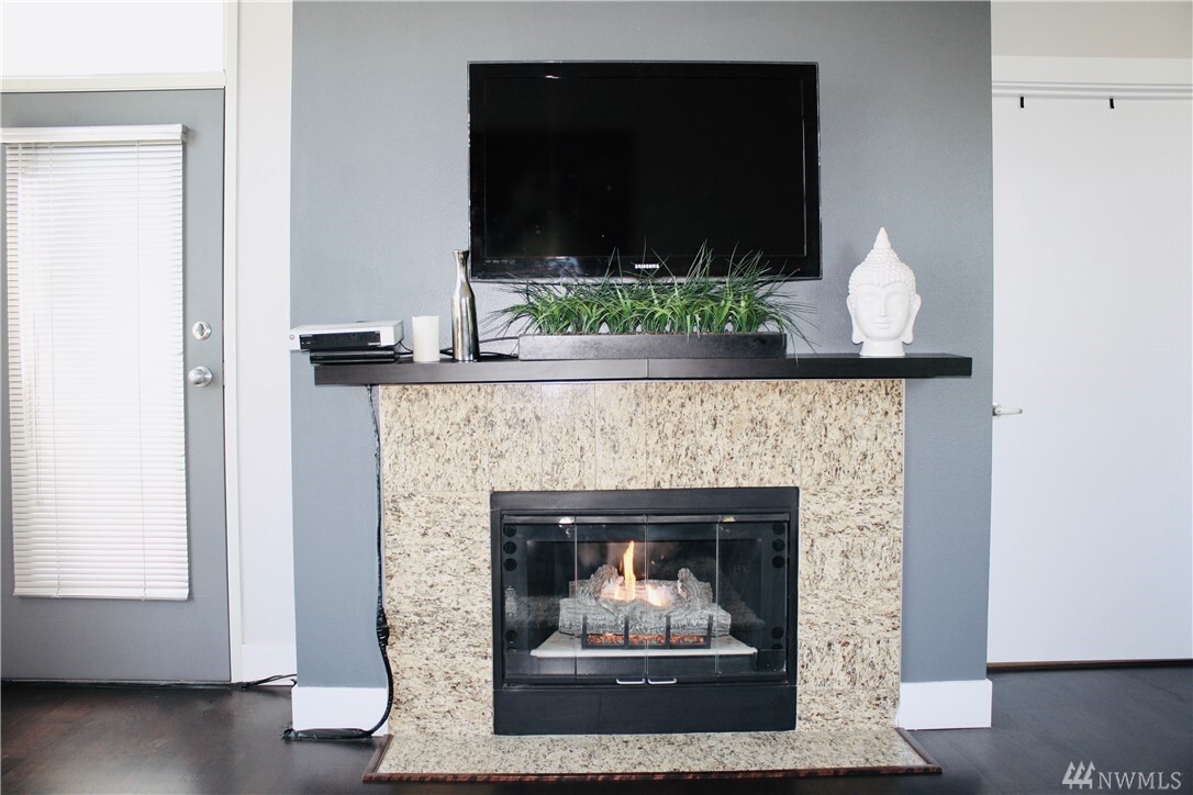 Property Photo:  3202 SW Avalon Wy 401  WA 98126 