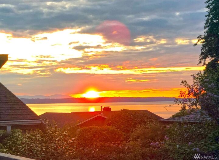 Property Photo:  809 Walnut St  WA 98020 