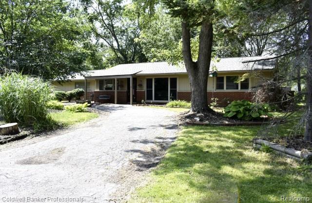 Property Photo:  2443 Ivanhoe Drive  MI 48324 