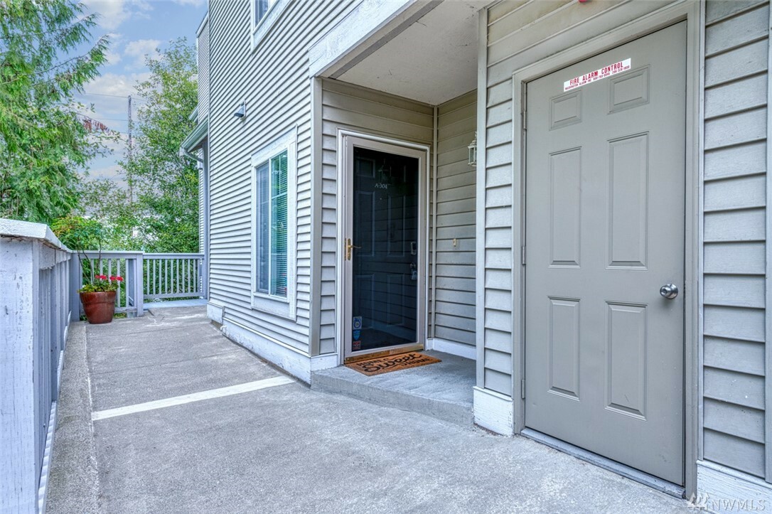 Property Photo:  440 S 51st Ct A304  WA 98055 