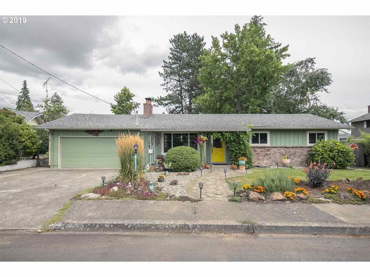 Property Photo:  2122 NE Adams St  OR 97128 