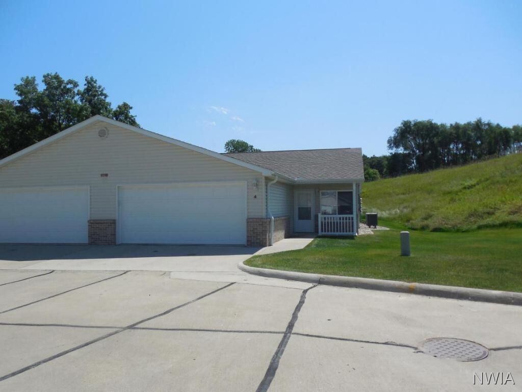 Property Photo: 1110 Meadowview Ct 4 IA 51106