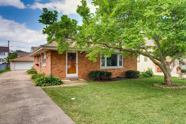 Property Photo: 1019 West Hillside Drive IL 60106